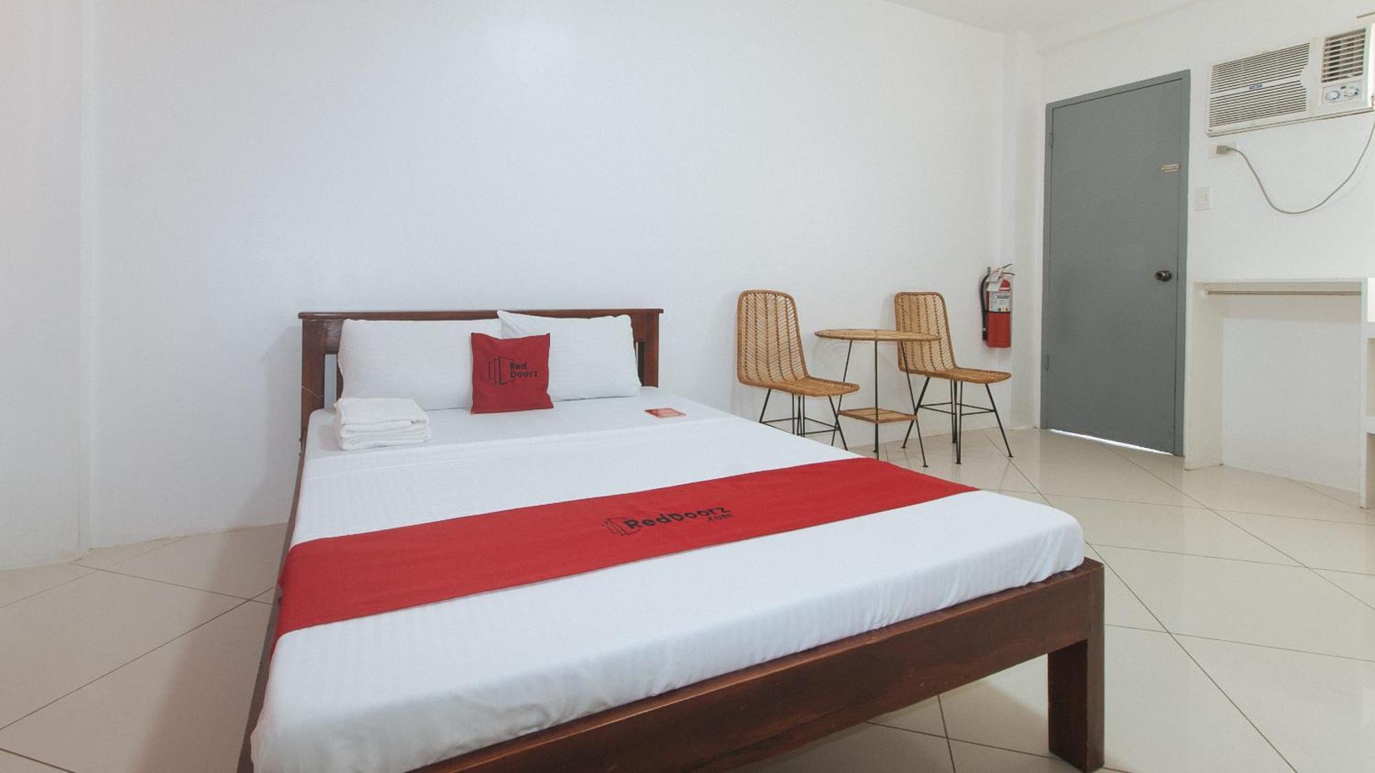 OYO 778 Fat J Apartelle Cebu Stadt Exterior foto