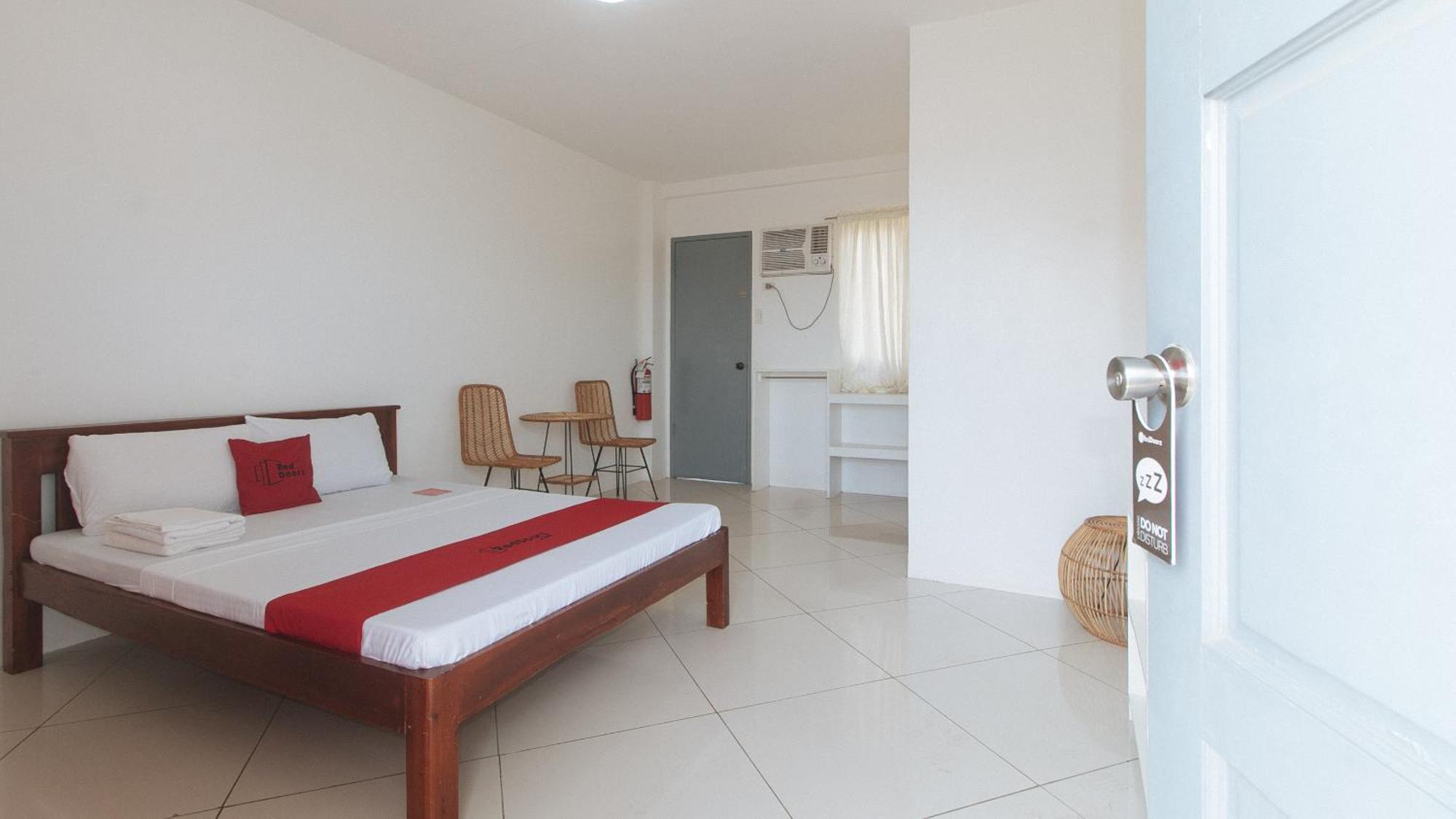 OYO 778 Fat J Apartelle Cebu Stadt Exterior foto