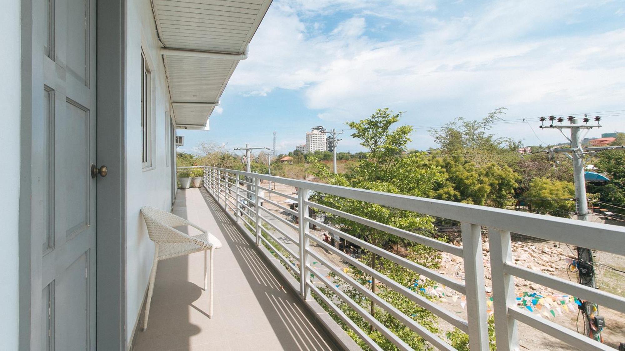 OYO 778 Fat J Apartelle Cebu Stadt Exterior foto